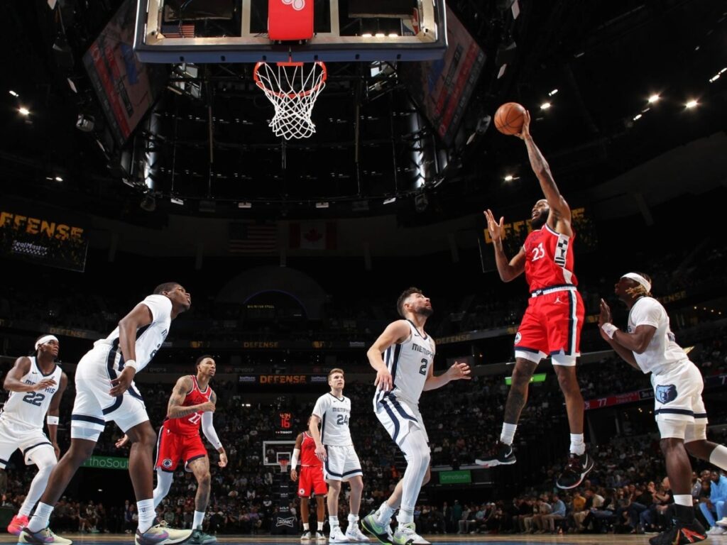 Jordan Miller de los Los Angeles Clippers en bandeja sobre la defensa de los Memphis Grizzlies en el FedExForum durante la NBA 2026 con el estadio lleno al fondo