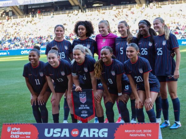 Selección de Estados Unidos (USWNT) posa en GEODIS Park antes de vencer 2-0 a Argentina en el arranque de la Copa SheBelieves 2026 en Nashville.