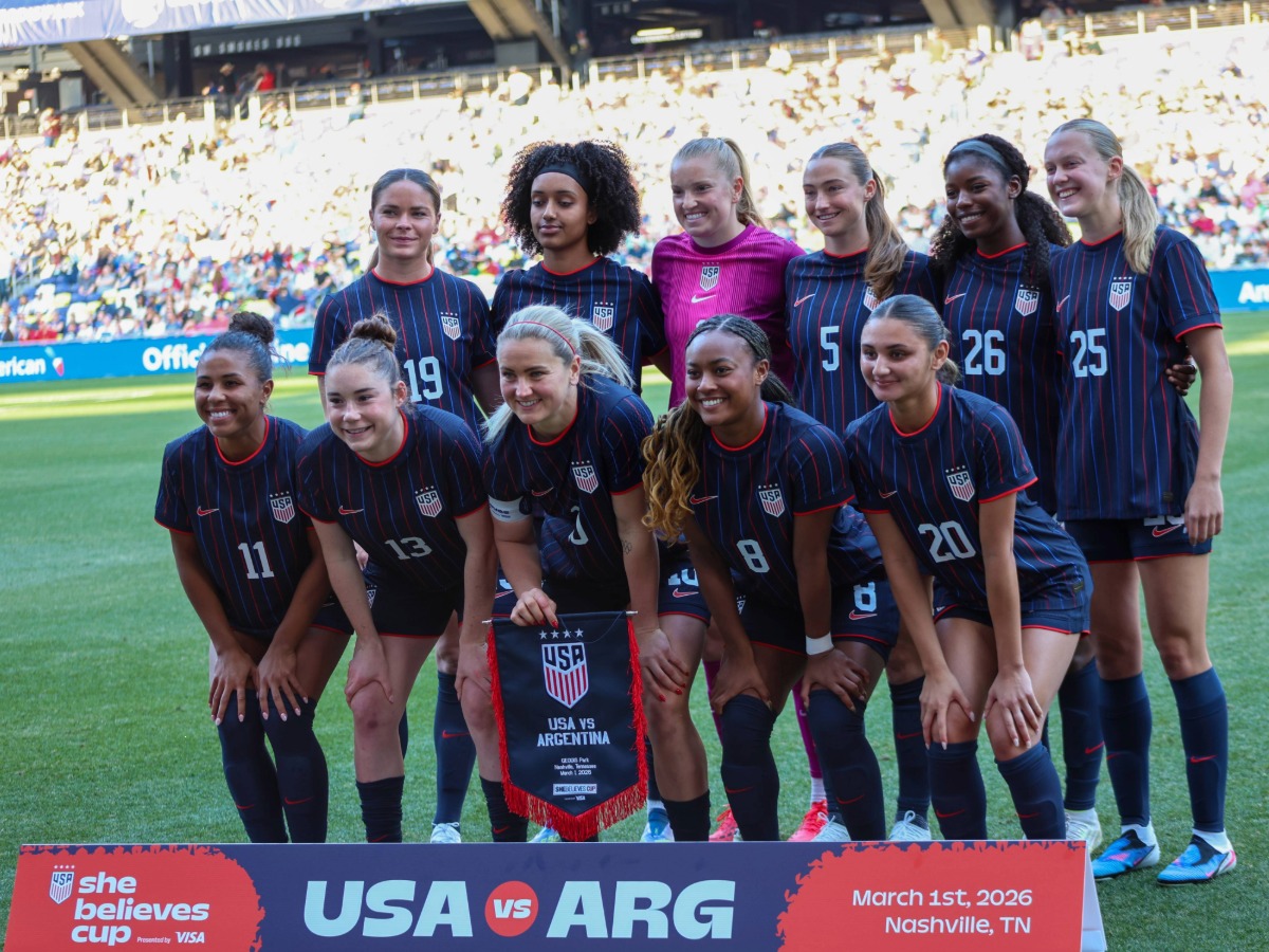 Selección de Estados Unidos (USWNT) posa en GEODIS Park antes de vencer 2-0 a Argentina en el arranque de la Copa SheBelieves 2026 en Nashville.