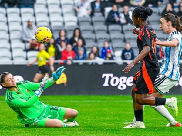Jugadora de Colombia disputa el balón con la portera de Argentina en el área durante la victoria 1-0 de la Copa SheBelieves 2026