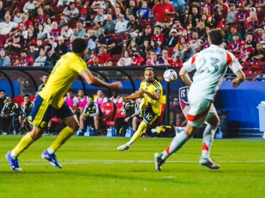 Hany Mukhtar ejecuta un disparo para Nashville SC ante FC Dallas en Toyota Stadium durante el empate 0-0 de la Jornada 2 del MLS 2026