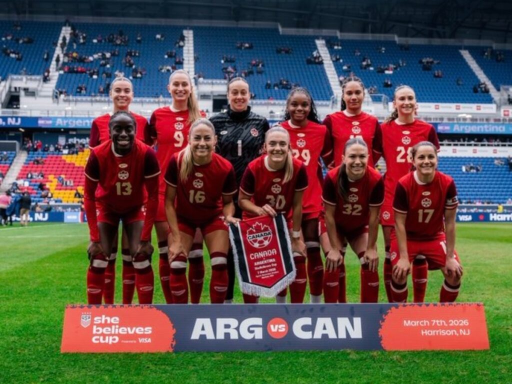 Kailen Sheridan Canadá SheBelieves 2026 posa con el once titular antes del partido ante Argentina en Harrison New Jersey