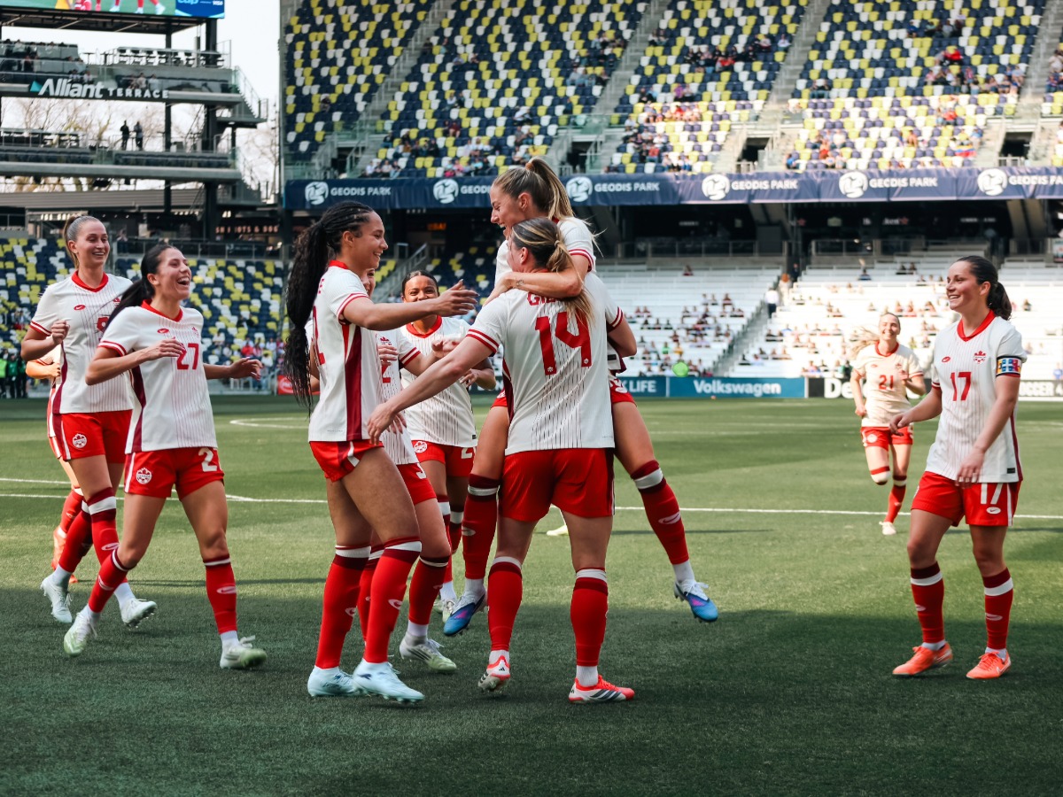 Jugadoras de la selección femenina de Canadá celebran uno de sus goles en GEODIS Park durante la goleada 4-1 sobre Colombia en la Copa SheBelieves 2026