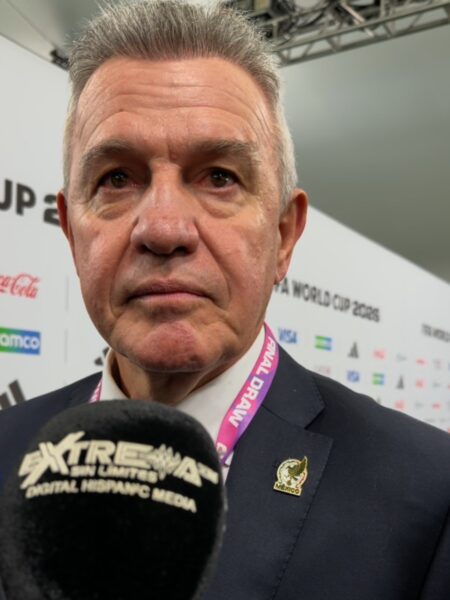 Javier Aguirre atendiendo a Extrema TN durante el sorteo del Mundial 2026 con credencial de Final Draw visible