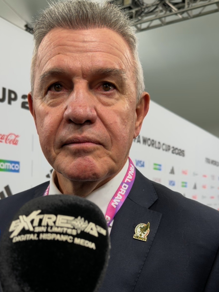 Javier Aguirre atendiendo a Extrema TN durante el sorteo del Mundial 2026 con credencial de Final Draw visible