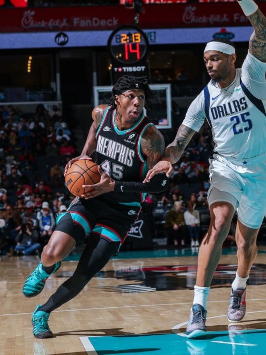 GG Jackson de los Memphis Grizzlies ataca el aro ante la defensa de los Dallas Mavericks en el FedExForum durante la NBA 2026