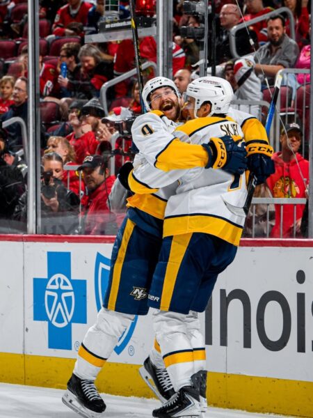 Filip Forsberg y Brady Skjei de los Nashville Predators celebran el gol de overtime ante los Chicago Blackhawks en el United Center 2026