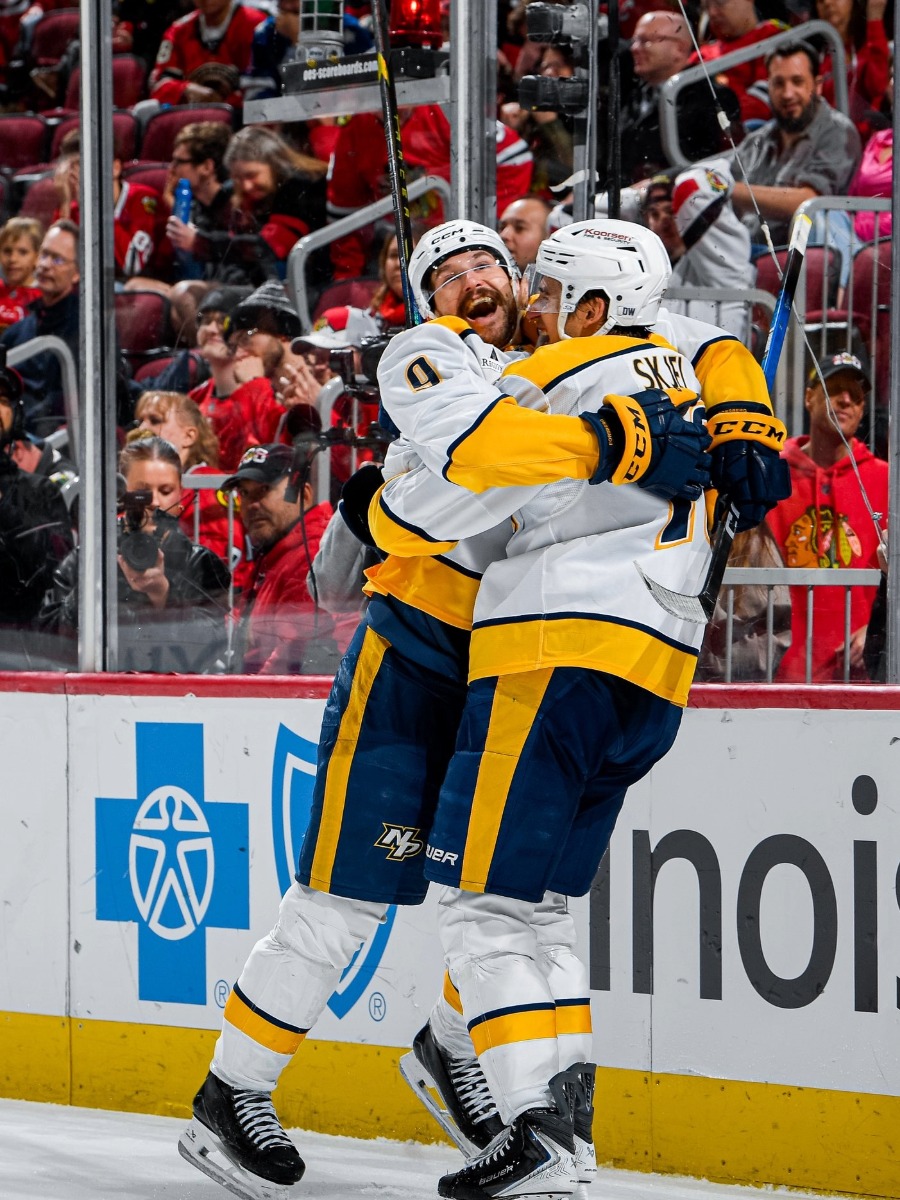 Filip Forsberg y Brady Skjei de los Nashville Predators celebran el gol de overtime ante los Chicago Blackhawks en el United Center 2026