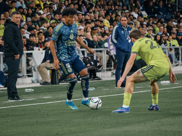 Isaias Violante Jugador del Club América conduce el balón ante Baker-Whiting de Nashville SC en el GEODIS Park durante la Concacaf Champions Cup 2026 con BJ Callaghan observando al fondo