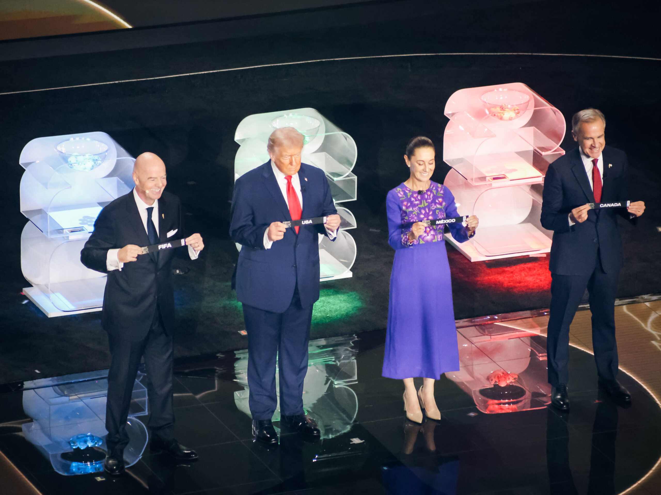 Gianni Infantino, Donald Trump, Claudia Sheinbaum y Mark Carney juntos en el sorteo de la Copa Mundial 2026