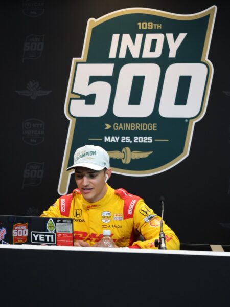 Álex Palou con gorra de campeón en la conferencia de prensa post-carrera de la 109ª edición de la Indy 500 en el Indianapolis Motor Speedway