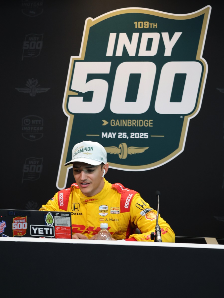 Álex Palou con gorra de campeón en la conferencia de prensa post-carrera de la 109ª edición de la Indy 500 en el Indianapolis Motor Speedway