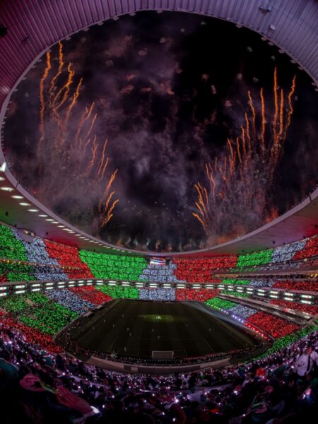 El Estadio Azteca iluminado con fuegos artificiales y mosaico tricolor durante la reapertura con la Selección Mexicana rumbo al Mundial 2026