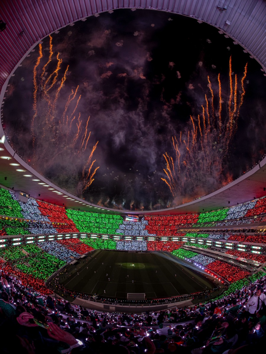 El Estadio Azteca iluminado con fuegos artificiales y mosaico tricolor durante la reapertura con la Selección Mexicana rumbo al Mundial 2026