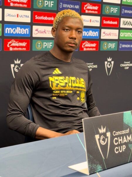 Maxwell Woledzi de Nashville SC en conferencia de prensa de la Concacaf Champions Cup previa a la vuelta ante Club América en el Estadio Banorte