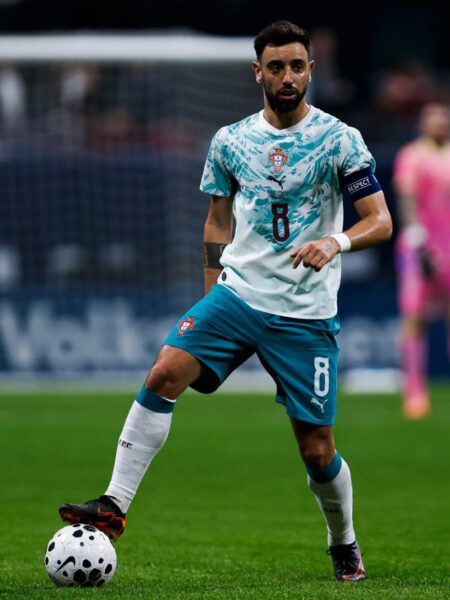 Bruno Fernandes de Portugal conduce el balón ante el USMNT Copa del Mundo 2026 en el Mercedes-Benz Stadium de Atlanta