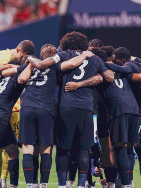 Jugadores del USMNT en círculo abrazados antes del partido en el Mercedes-Benz Stadium rumbo al Mundial 2026
