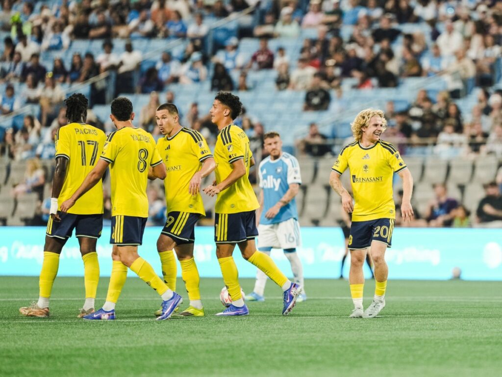 Jugadores de Nashville SC celebran un gol ante Charlotte FC en el Bank of America Stadium durante la MLS 2026 con Pacius, Yazbek y Baker-Whiting