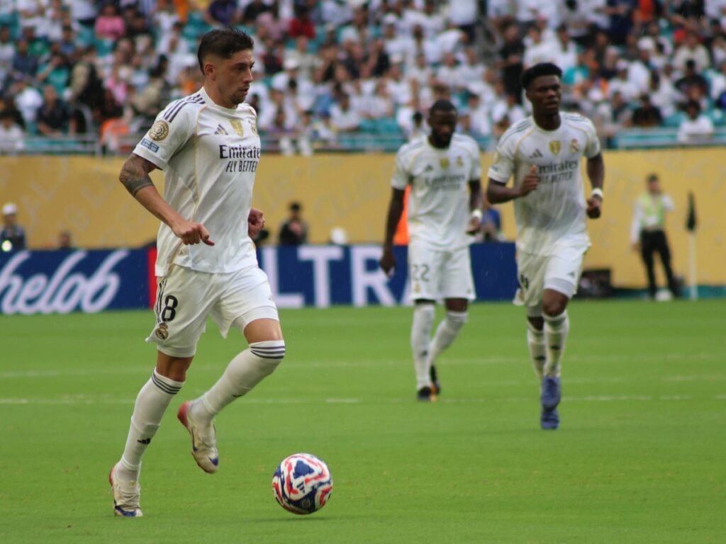 Federico Valverde conduciendo el balón durante el partido del Real Madrid contra Juventus en el Mundial de Clubes 2025