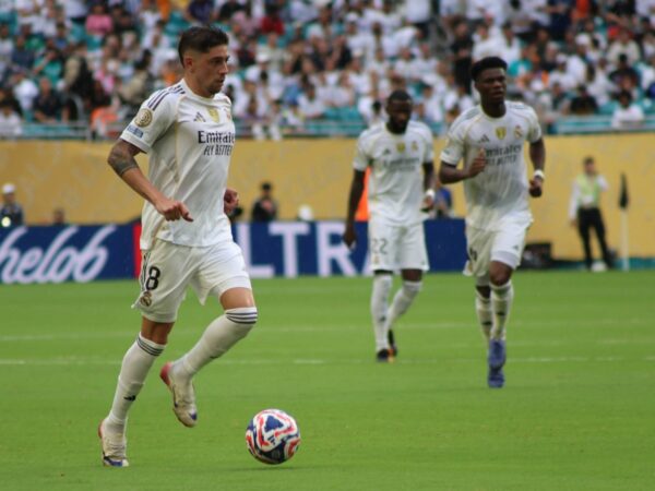 Federico Valverde conduciendo el balón durante el partido del Real Madrid contra Juventus en el Mundial de Clubes 2025