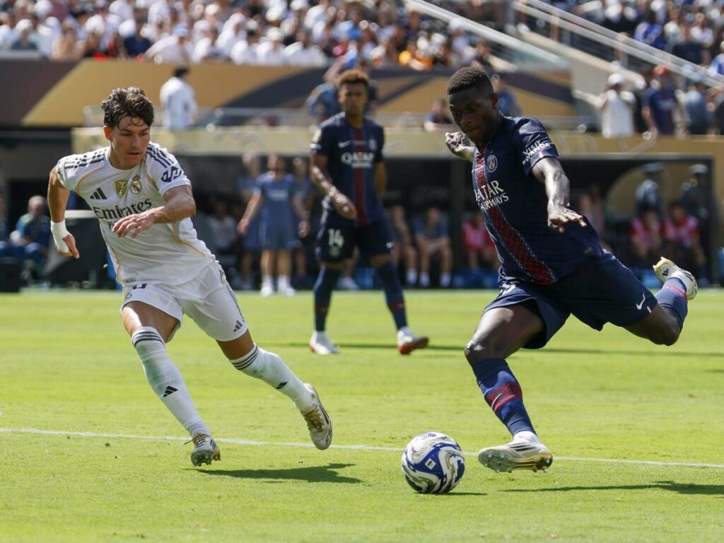 Jugador del PSG disputa el balón contra un defensor del Real Madrid en la semifinal del Mundial de Clubes 2025