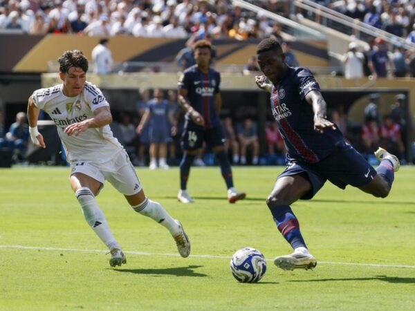 Jugador del PSG disputa el balón contra un defensor del Real Madrid en la semifinal del Mundial de Clubes 2025