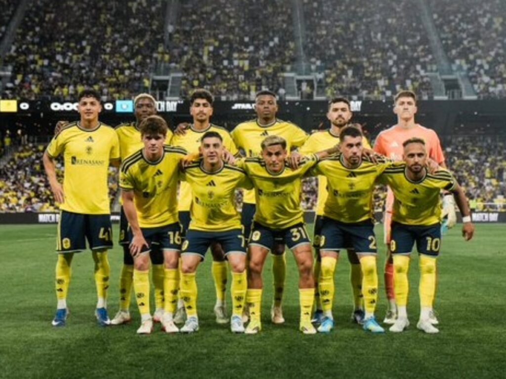 Plantilla completa de Nashville SC posando en el GEODIS Park antes del partido contra Charlotte FC