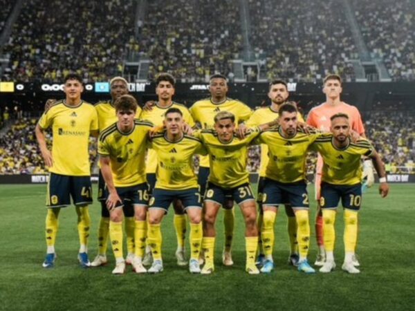 Plantilla completa de Nashville SC posando en el GEODIS Park antes del partido contra Charlotte FC