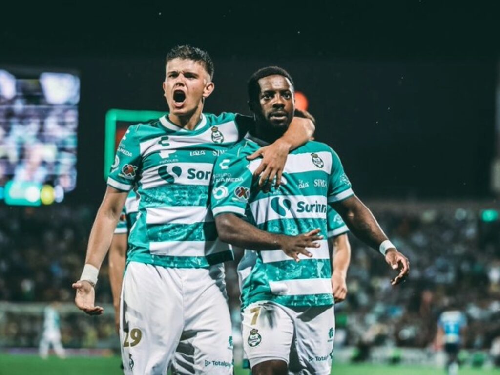 Jugadores de Santos Laguna celebran el gol del empate ante Club América en el Estadio Corona durante el Clausura 2026 de la Liga MX