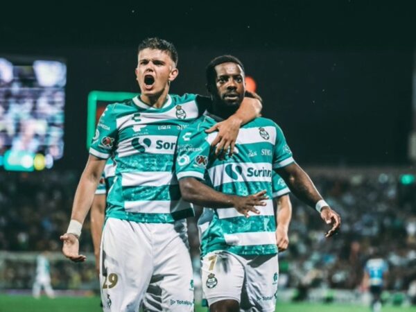 Jugadores de Santos Laguna celebran el gol del empate ante Club América en el Estadio Corona durante el Clausura 2026 de la Liga MX