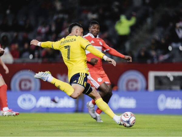 Cristian Espinoza de Nashville SC remata ante la portería del Chicago Fire en el Soldier Field durante la MLS 2026