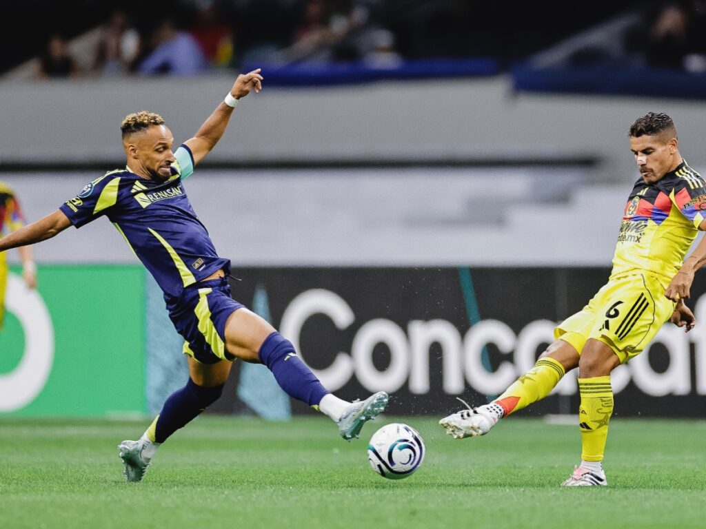 Jugador de Nashville SC disputa el balón con jugador del Club América en el Estadio Banorte durante la Concacaf Champions Cup 2026