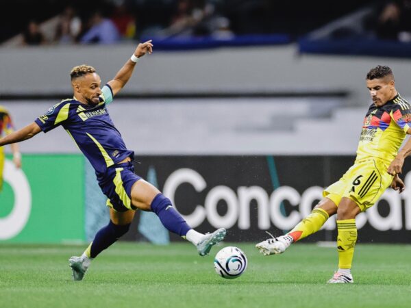 Jugador de Nashville SC disputa el balón con jugador del Club América en el Estadio Banorte durante la Concacaf Champions Cup 2026
