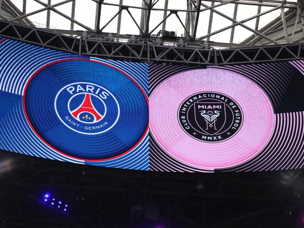 Pantalla del Mercedes-Benz Stadium con los escudos del PSG e Inter Miami antes del partido de octavos de final del Mundial de Clubes FIFA 2025 en Atlanta