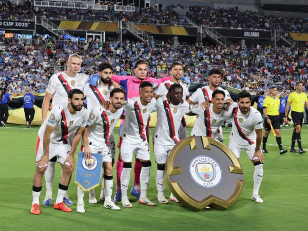 Manchester City posa con escudo antes de caer 4-3 ante Al-Hilal en el Mundial de Clubes 2025 en Orlando
