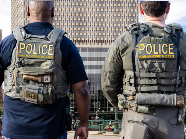 Juez federal limita arrestos de ICE en cortes migratorias de Nueva York