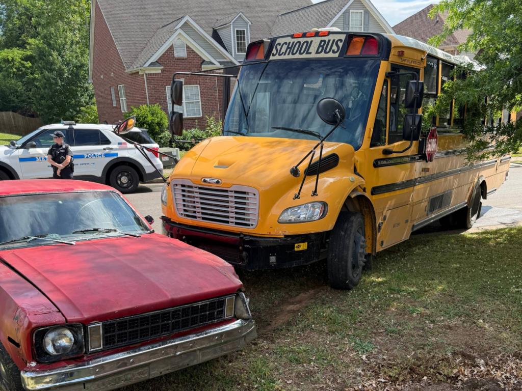 Autobús escolar involucrado en un choque con un vehículo estacionado en Nashville durante un incidente investigado por la policía.