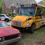 Autobús escolar involucrado en un choque con un vehículo estacionado en Nashville durante un incidente investigado por la policía.