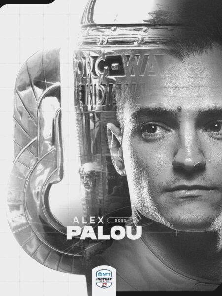 Álex Palou con el Borg-Warner Trophy tras conseguir la pole en Indy 500 2025