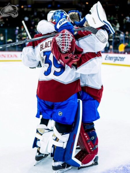 Mackenzie Blackwood celebrando victoria del Colorado Avalanche ante Minnesota Wild