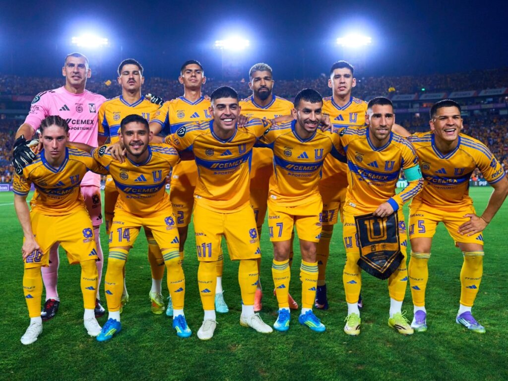 Plantilla titular de Tigres posando en el Volcán antes de eliminar a Nashville SC