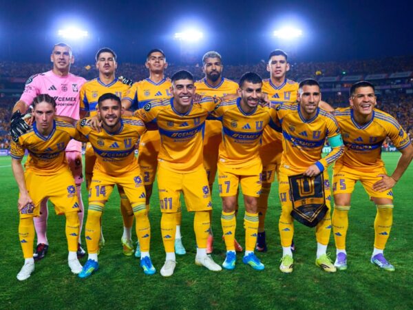 Plantilla titular de Tigres posando en el Volcán antes de eliminar a Nashville SC