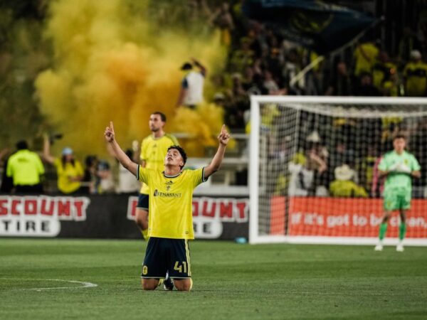 Warren Madrigal celebra uno de los goles que resucitaron a Nashville SC