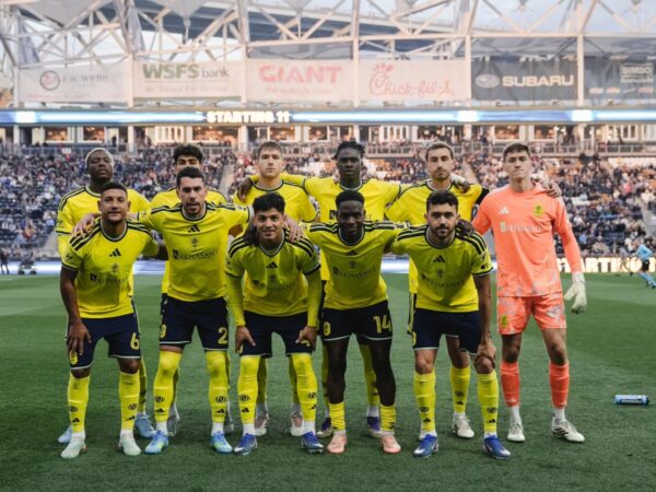 Titulares de Nashville SC posando antes del partido contra Philadelphia Union