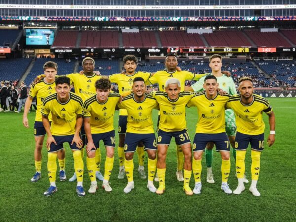 Plantel de Nashville SC posando en el Gillette Stadium tras golear al New England Revolution