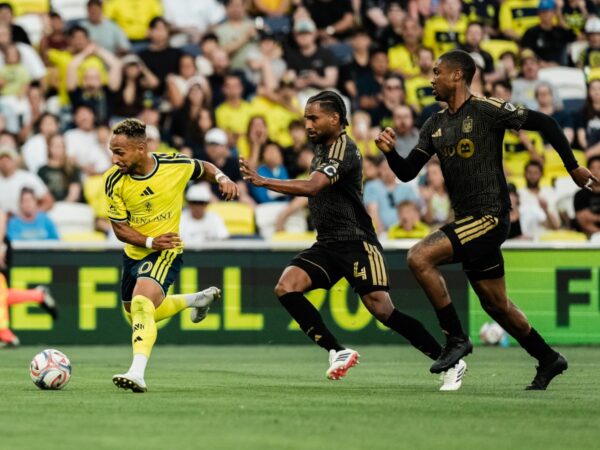 Hany Mukhtar driblando ante la marca de LAFC en el GEODIS Park