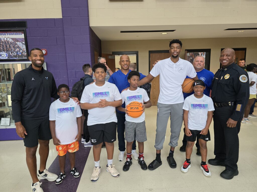 Brandon Miller junto a jóvenes participantes de un campamento comunitario en Nashville organizado con P.A.L.
