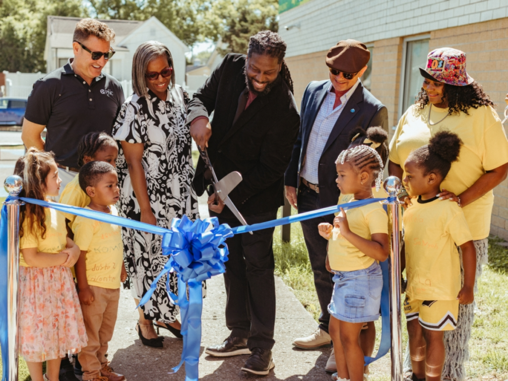 Estudiantes y líderes comunitarios participan en la inauguración de un nuevo espacio educativo al aire libre en Napier Elementary School en Nashville.
