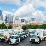 Nueva flotilla de camiones de basura y reciclaje presentada por Nashville con el skyline de la ciudad al fondo