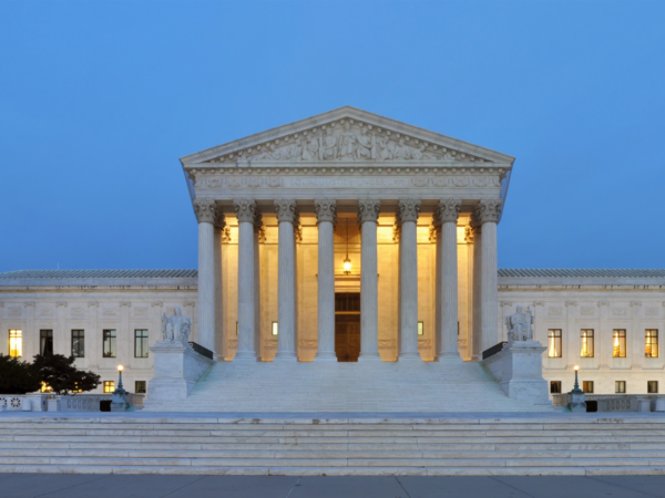 Fachada de la Corte Suprema de Estados Unidos tras decisión relacionada con demanda de jueces migratorios y restricciones de expresión durante la era Trump